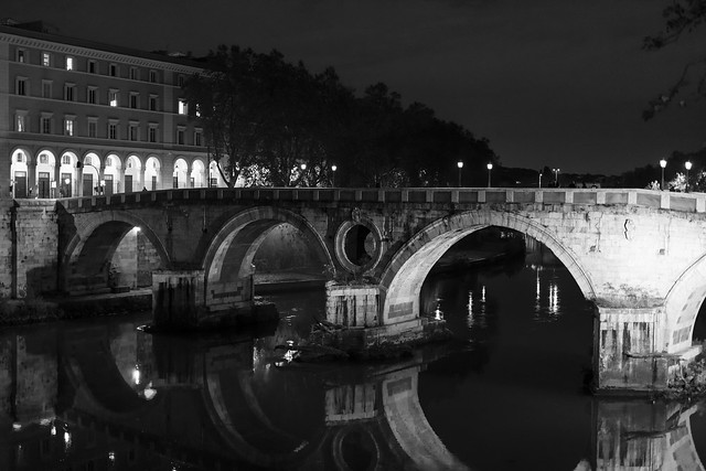 ponte Sisto at night