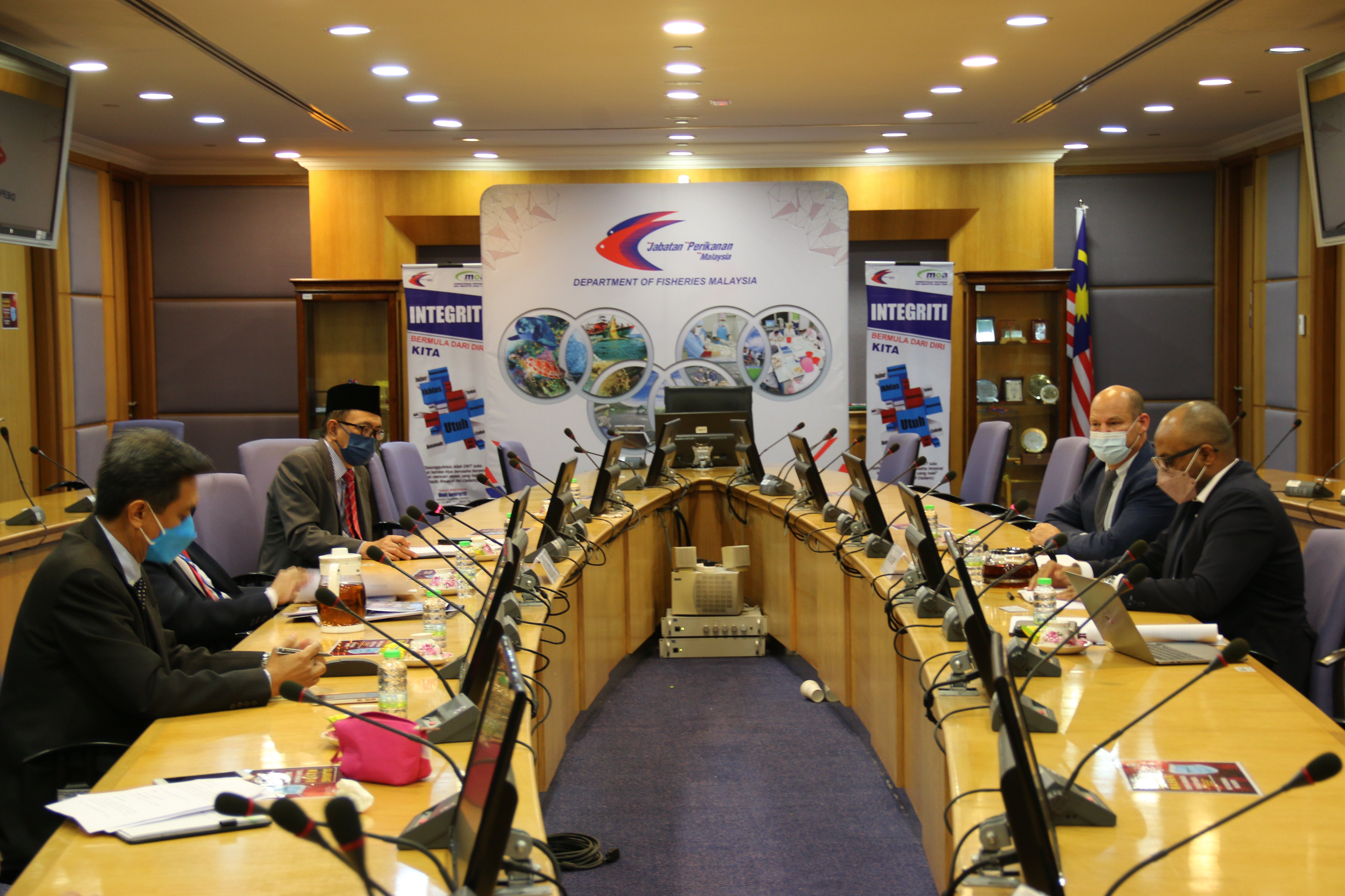 The delegation from WorldFish in discussion with the leadership team of the Department of Fisheries at Putrajaya, Malaysia on ways to foster a stronger partnership between the two agencies. Photo by Sean Lee Kuan Shern 