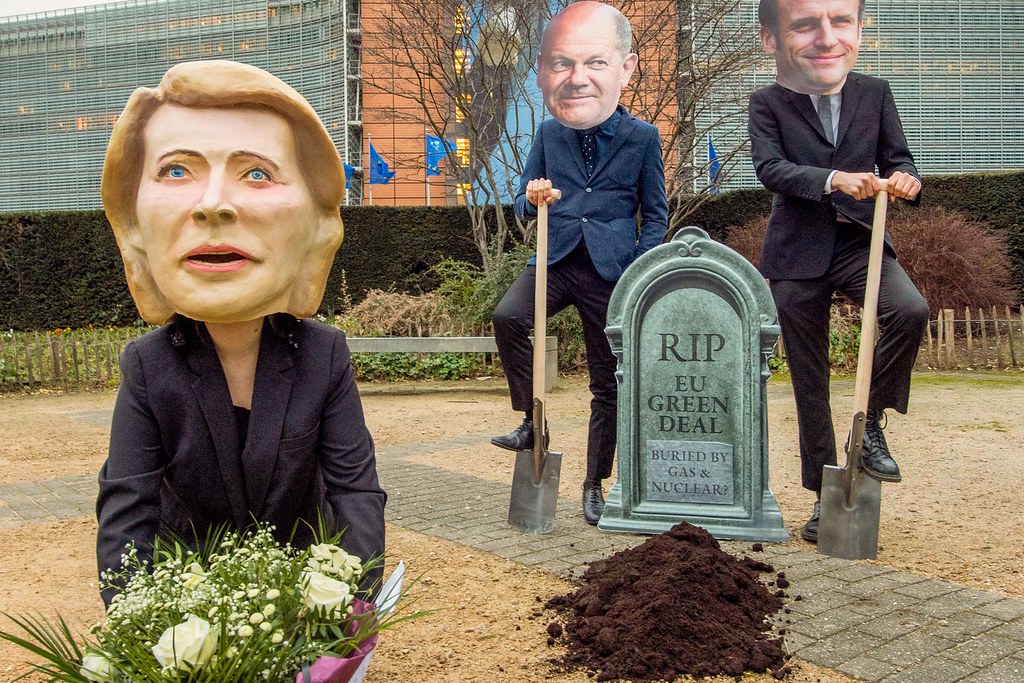 環團演出行動劇，諷刺天然氣與核能葬送歐洲綠色綱領。圖中人物由左至右為：歐盟委員會主席馮德萊恩、德國總理蕭茲，以及法國總統馬克宏。（圖片來源：Avaaz）