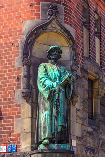 Statue von Huldrych Zwingli an der Zwinglikirche in Berlin