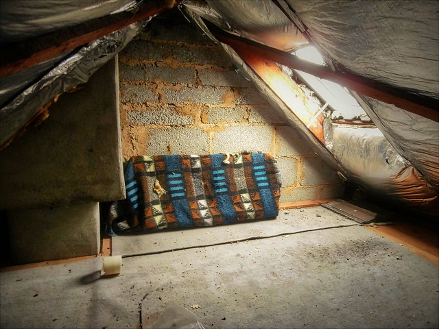 Alte Decke auf einem Speicher  - old blanket  on the attic