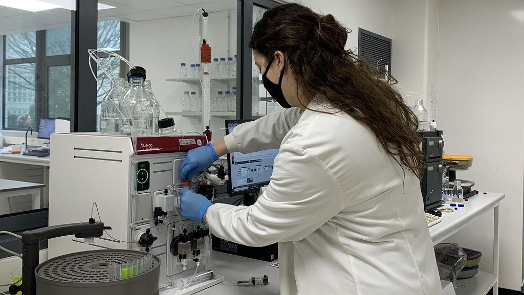 A member of the Biotech team attaching a purification column to the AKTA GO