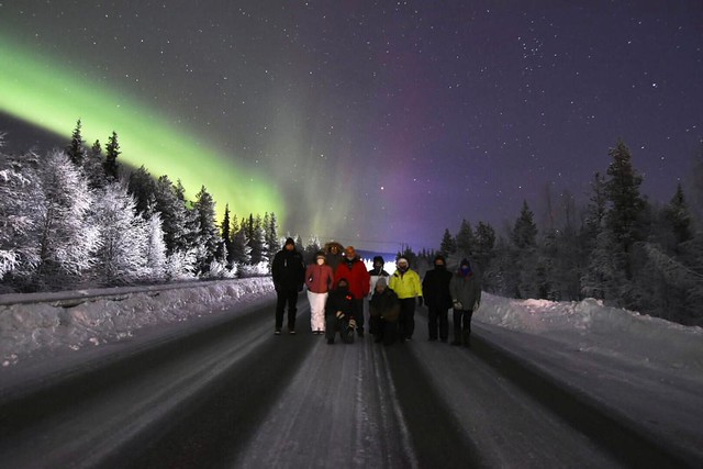 Grupo viendo auroras boreales