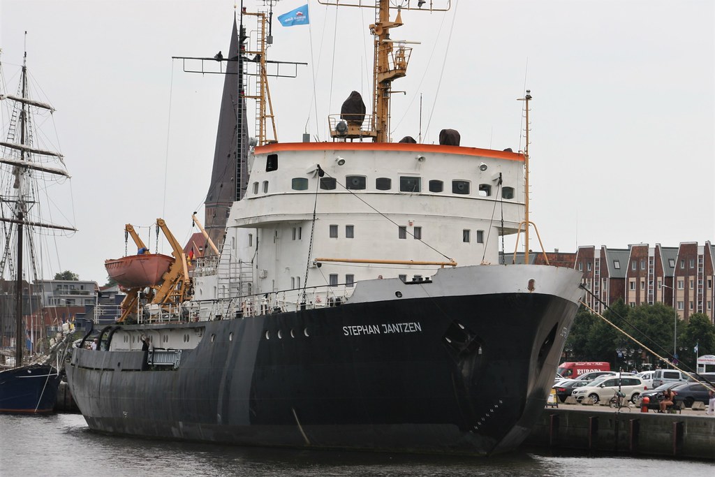 1965/68 Eisbrecher Stephan Jantzen der Nikitich-Klasse von Leningrader Admiralswerft Stadthafen Warnowufer L22 Am Strande in 18055 Rostock-Stadthafen