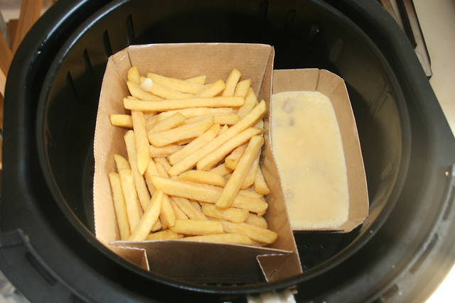 04 - McCain Street Fries Cheese & Bacon - Put in air fryer / In Heißluftfritteuse geben