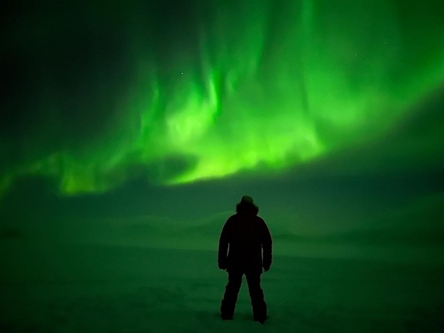Sele viendo auroras boreales