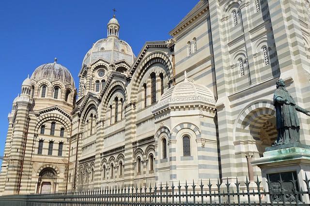 Marsiglia, la cattedrale di Sainte-Marie-Majeure, detta “La Major”, e la statua di Monseigneur de Belsunce