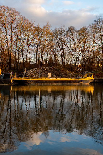 Arbeitsschiff auf dem Neckar - Work boat on the Neckar