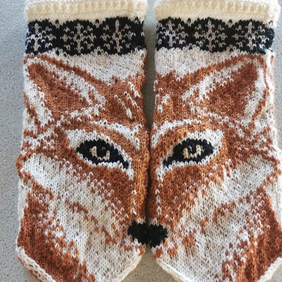 Paulette (@psknitting50) finished this beautiful pair of Foxy Mittens from the book Winter Knits from Scandinavia by Jenny Alderbrant. Her (JennyPenny) Ravelry pattern has a different palm and wrist detail.
