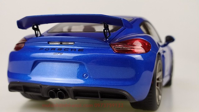 Porsche Cayman GT4 1 18 Schuco blue (4)