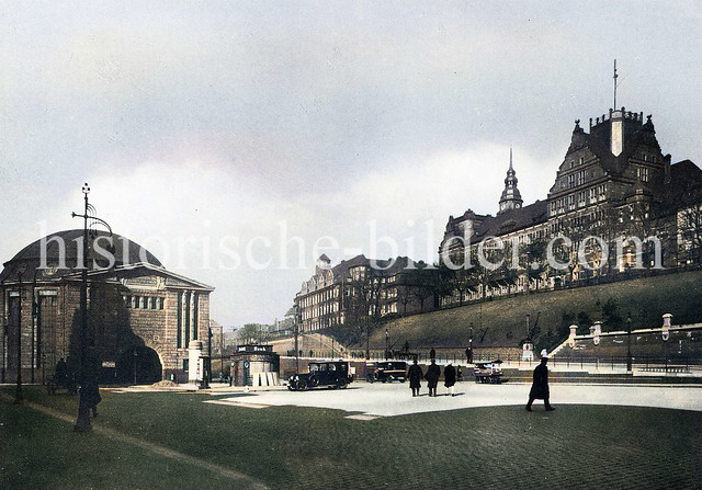 X004543   Gebäude der Navigationsschule bei den St. Pauli Landungsbrücken - errichtet 1905; lks. das Kuppelgebäude vom Eingang zum Elbtunnel - im Hintergrund das Hamburger Tropeninstitut.