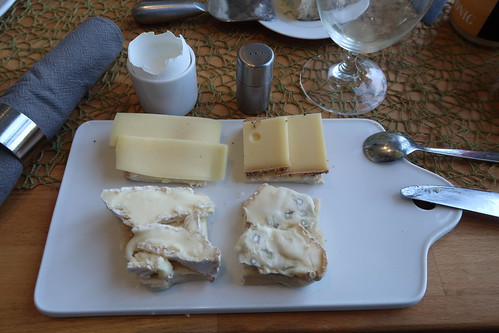 Fontal. Rohmilchkäse mit Zitronen-Pfeffer-Rand, Couloumiers und Gorgonzola auf Sandwichbrot