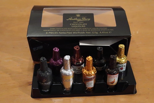 Anthon Berg Chocolate Liqueurs (= mit verschiedenen Spirituosen gefüllte Schokoladenpralinen in Flaschenform)