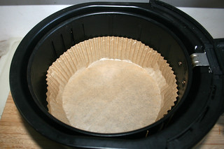 15 - Inlay baking paper in air fryer basket / Fritteusen-Korb mit Backpapier auslegen