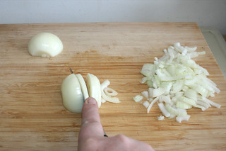 04 -  Hackle onions / Zwiebel grob würfeln