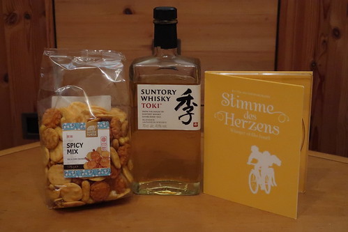 Japanischer Blended Whisky Suntory Toki und Spicy Mix von Crackern zum japanischen Animefilm "Stimme des Herzens"