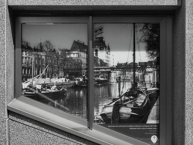 Een raam met foto van de oude Wijnhaven, Rotterdam