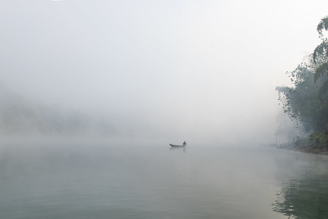 When fishermen fish in the fog-covered river in the winter morning, an unearthly environment is created. It's like a heavenly morning.