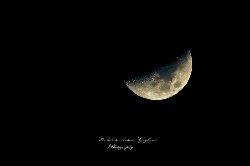Stasera....la luna!!! ,0re 0:00  Vanzago,Milano,Italy.  M'è venuta così🌒 Nikon D7500 150-600mm sigma contemporary f/6.3 1/200 sec. ISO 100 600mm Manual mode,on tripod!! .......