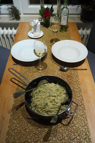 Spaghetti mit Chicorée und Räucherlachs (Tischbild)