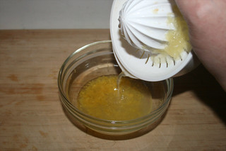 03 - Put lemon juice in bowl / Zitronensaft in Schale geben
