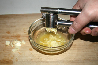 04 - Squeeze garlic / Knoblauch dazu pressen