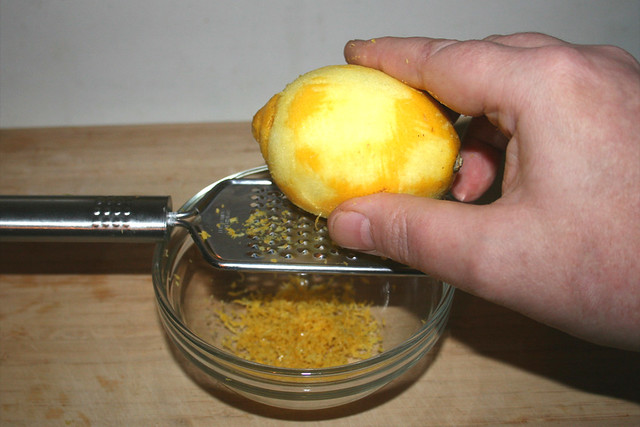01 - Grate lemon peel / Zitronenschale abreiben
