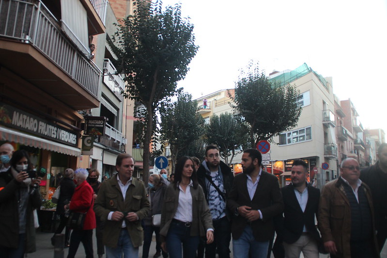 VOX y sus diputados pasean por Mataró (Cataluña) tras derrotar a grupos separatistas e inmigrantes magrebíes en Plaza Illa Cristina