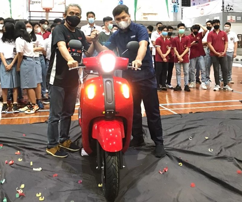 Yamaha support SBL 2022 dan memperkenalkan produk terbarunya, Fazzio Hybrid-Connected bersama Rektor Universitas Katolik Soegijapranata Semarang yaitu Dr. Ferdinandus Hindiarto, S.Psi., M.Si (kiri)
