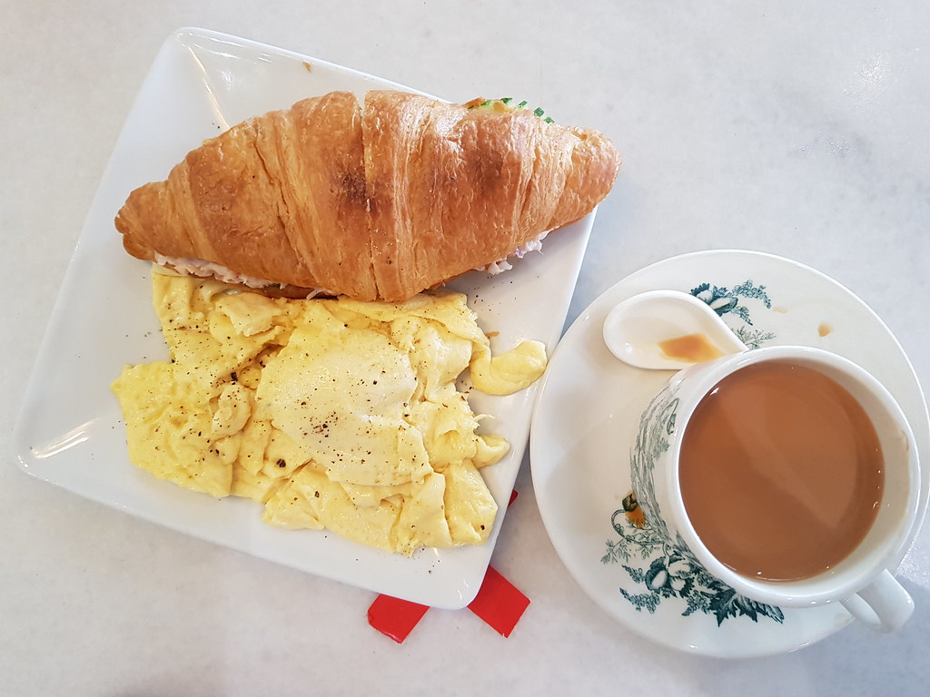 多那魚可頌加炒蛋 Tuna Croissant w/Scrambled Egg rm$13.90 & 海南奶茶 Hainan Milk Tea rm$5.90 @ Hometown Hainan Coffee USJ21