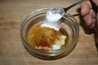 06 - Add salt / Salz einstreuen