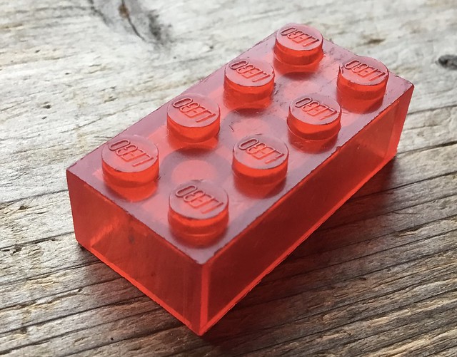 LEGO: Dutch trans-red G brick