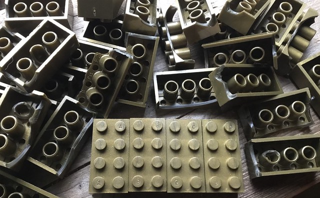 LEGO: Pearl gold test bricks