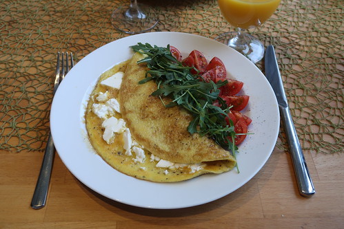 Omelett mit Ziegenfrischkäse, Tomaten und Rucola (mein Teller)