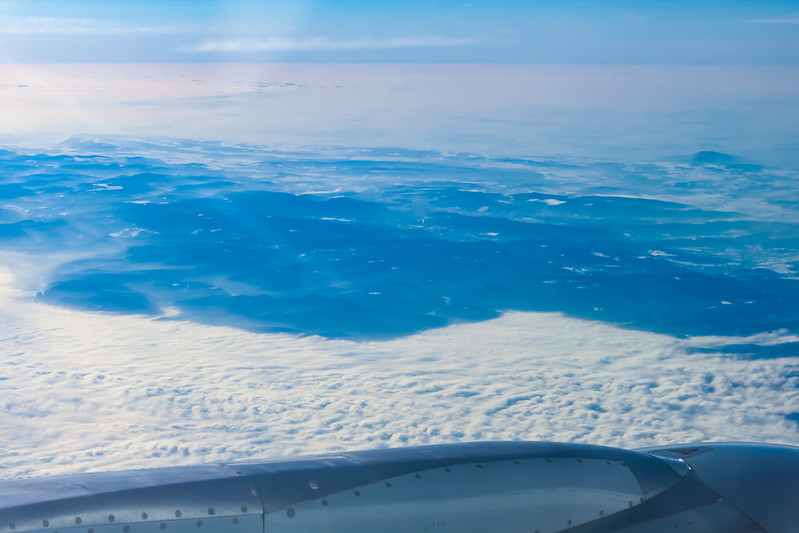 Über den Wolken - ein Blick aus dem Flugzeugfenster