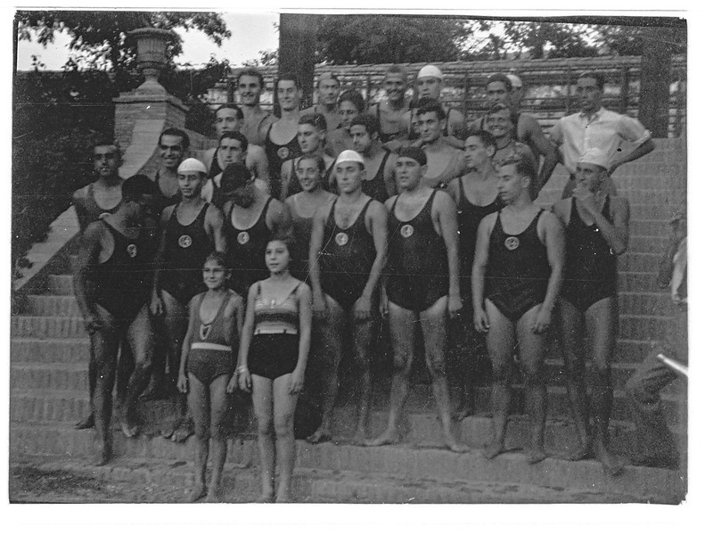 Miembros del Club Náutico de Toledo la piscina de la Escuela de Gimnasia hacia 1935. Fotografía de Eduardo Butragueño Bueno.
