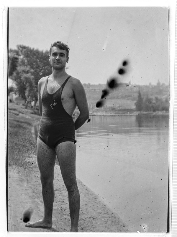 Andrés López-Rey, miembro del Club Náutico de Toledo, en la playa de Safont en 1935. Fotografía de Eduardo Butragueño Bueno.