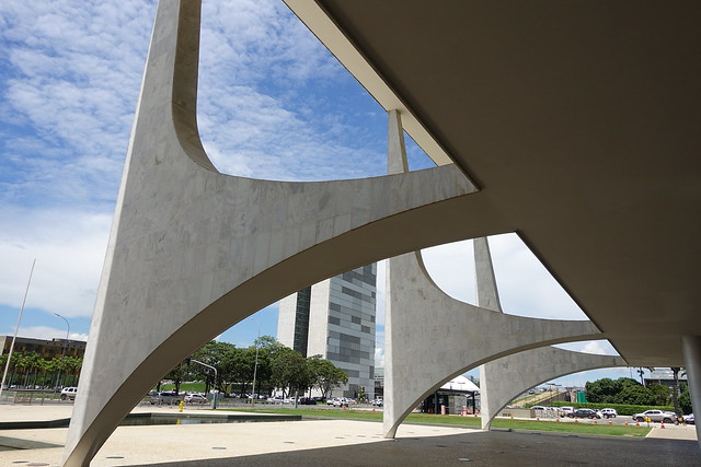 Palácio do Planalto com torres do Congresso Nacional ao fundo