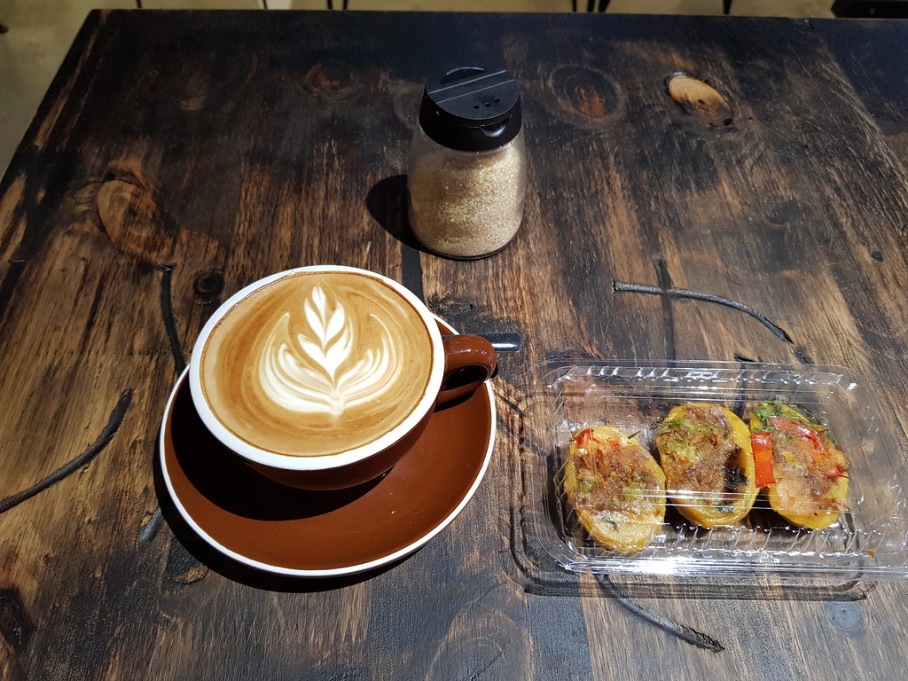 拿鐵 Latte rm$8 & Kuih Cara Berlauk rm$3 @ KUEH Cafe Subang Jaya SS18