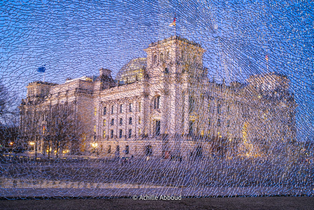 Deutscher Bundestag hinter zersplittertem Sicherheitsglas