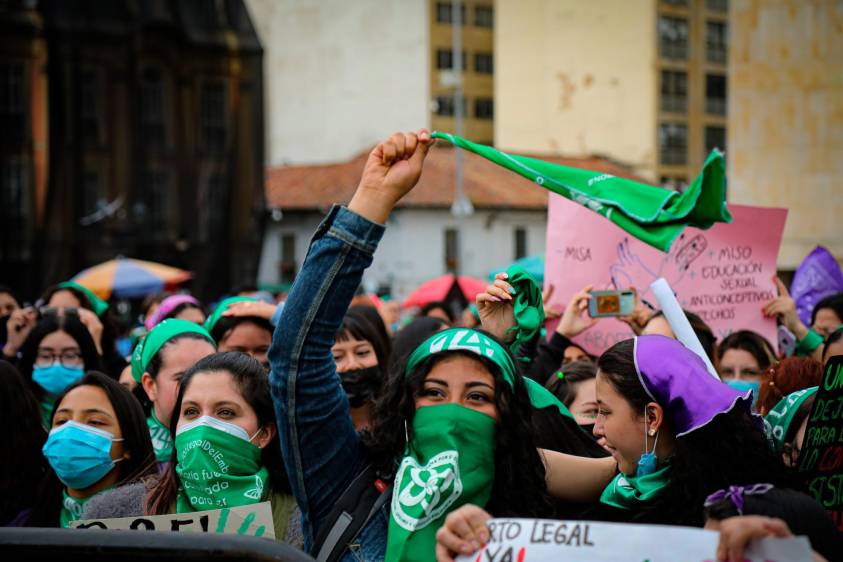 哥倫比亞憲法法庭通過 24 週內墮胎合法化後，支持生殖權的民眾揮舞綠色圍巾慶祝。（圖片來源： Colombia Informa）