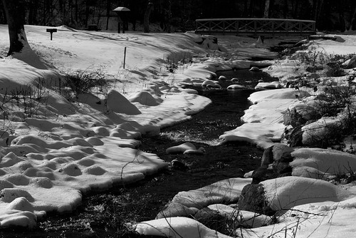 pentax k3 smcpentaxda55300mmf458ed vbd ct connecticut 2015 winter201415 snow vista brook bridge bw blackandwhite kentfallsstatepark park handheld monochrome