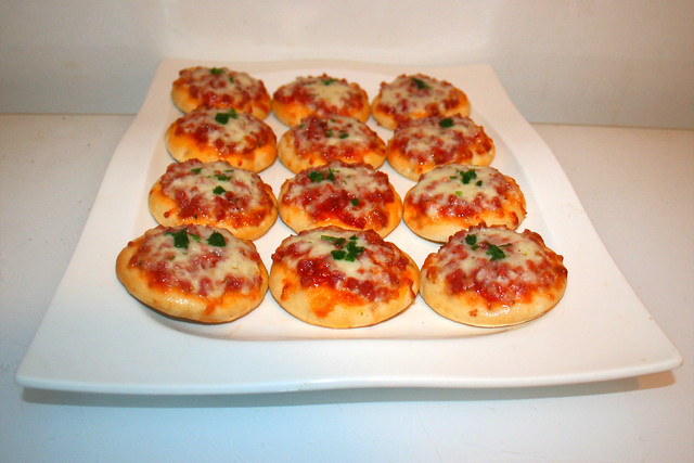 Mini Pizza Salami Mozzarella - Side view / Seitenansicht