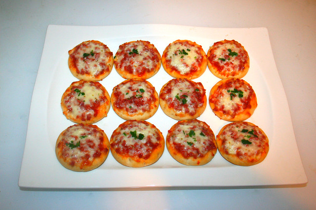 Mini Pizza Salami Mozzarella - Serviert