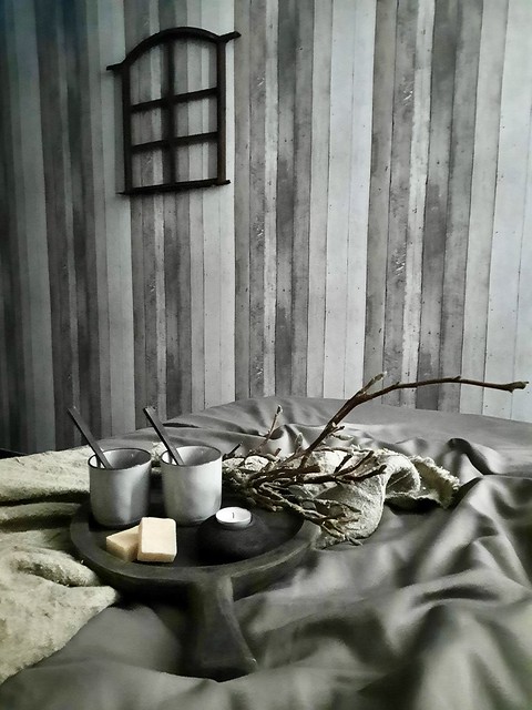 Geurblokjes houten dienblad oud raampje koffiebekers magnoliatakken linnen doek