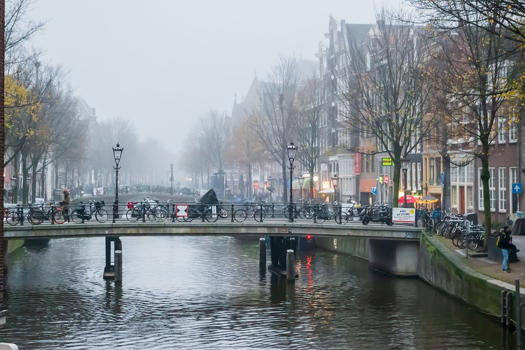 Amsterdam, november. Oudezijds Voorburgwal.