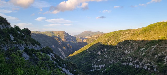 Panorama depuis la route de Saint-Maurice de Navacelles, une magnifique vue sur les massifs en fin de journée