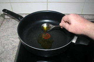 07 - Heat oil in pan / Öl in Pfanne erhitzen