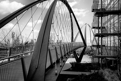 Footbridge - Chiswick Business Park | by Colin Dorey