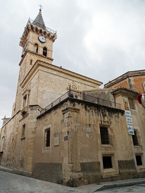 torre campanario y fachada exterior Iglesia arciprestal de Santiago de Villena Alicante Alacant 02
